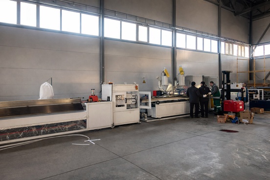 монтаж экструзионной линии в цехе